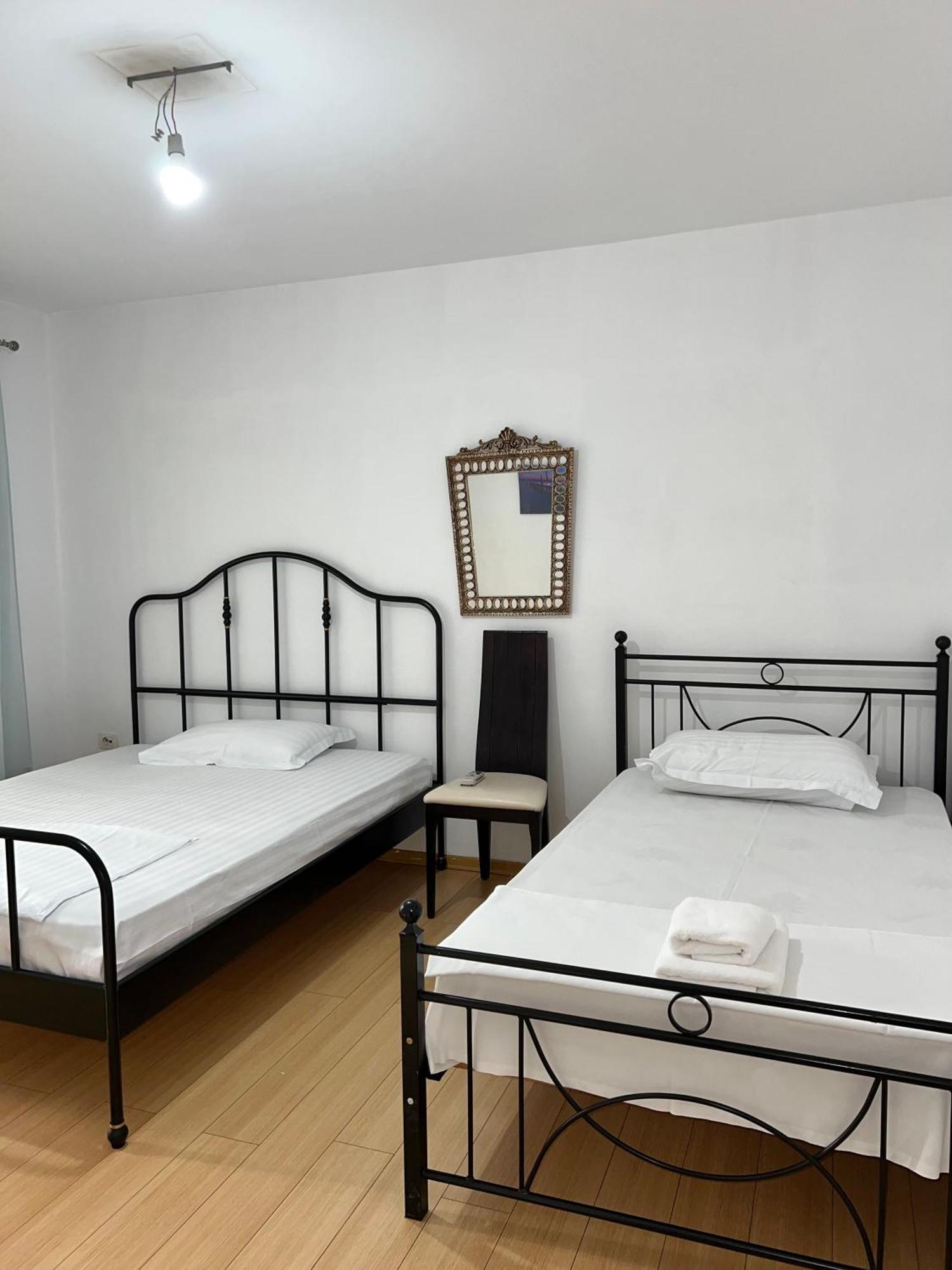 Blloku Family Apartment Tirana Esterno foto