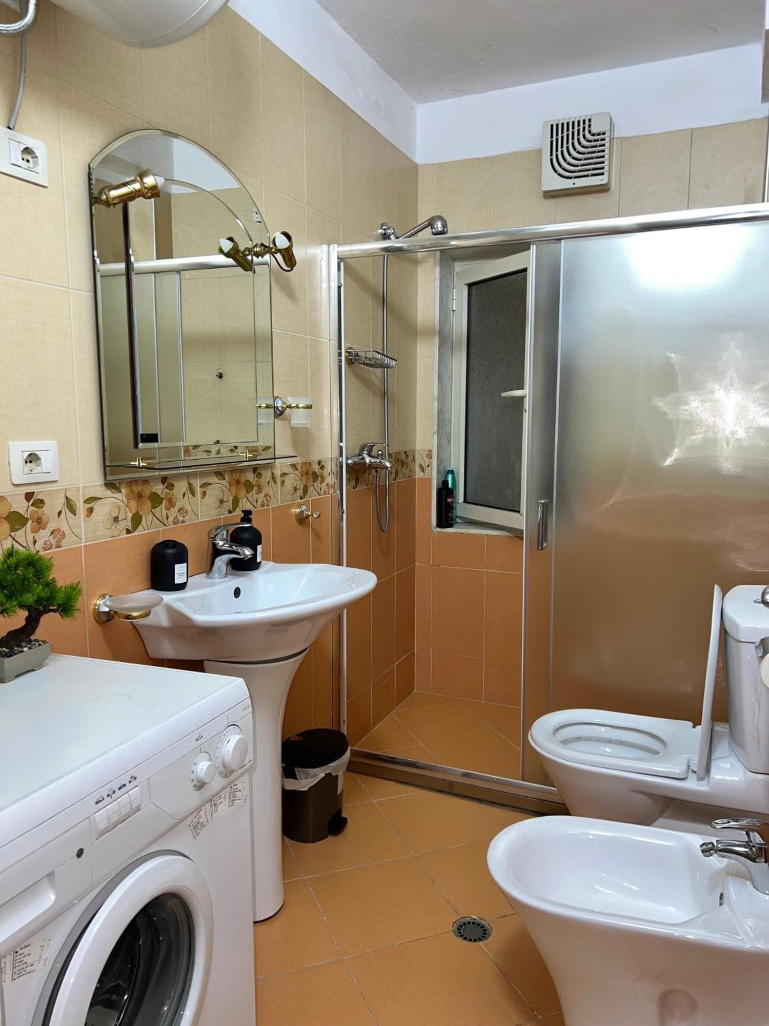 Blloku Family Apartment Tirana Esterno foto